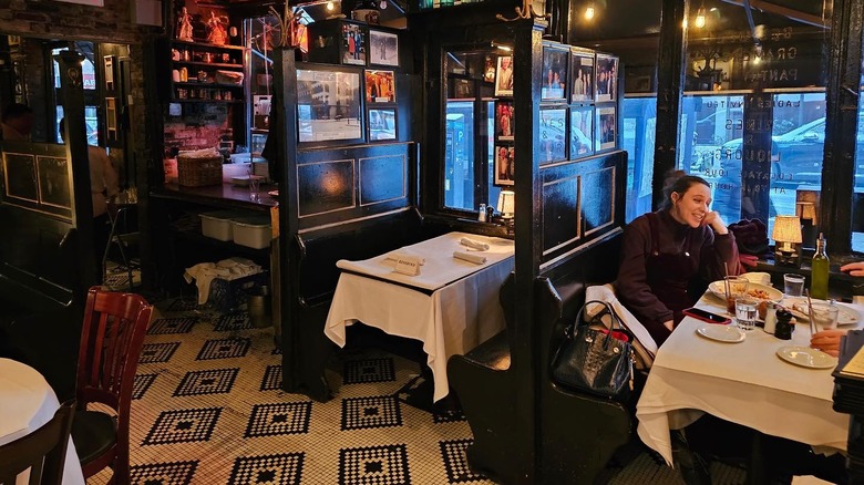 Pete's Tavern interior booth seating