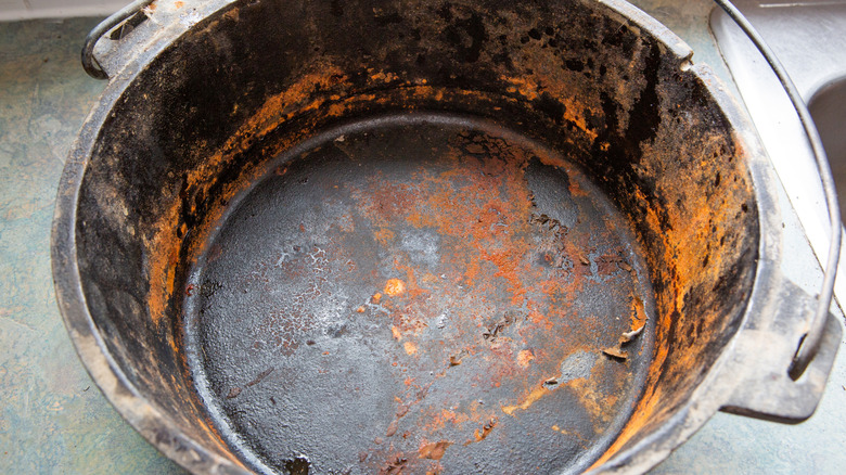 Rusty Dutch oven