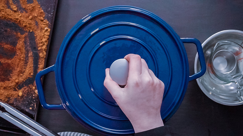 Dutch oven with closed lid