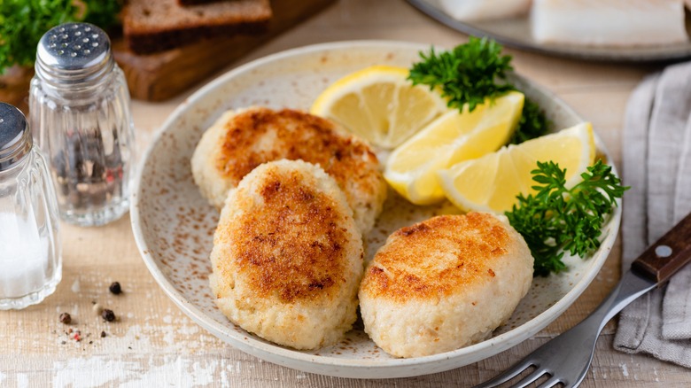 salmon patties with lemon wedges