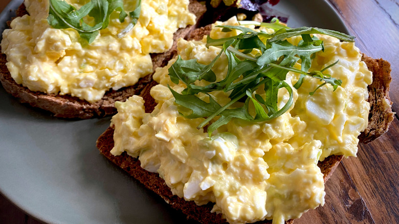 egg salad on bread