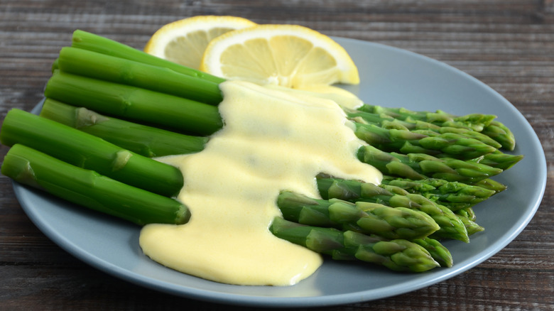 asparagus with sauce