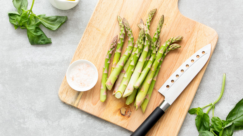 trimming asparagus stems