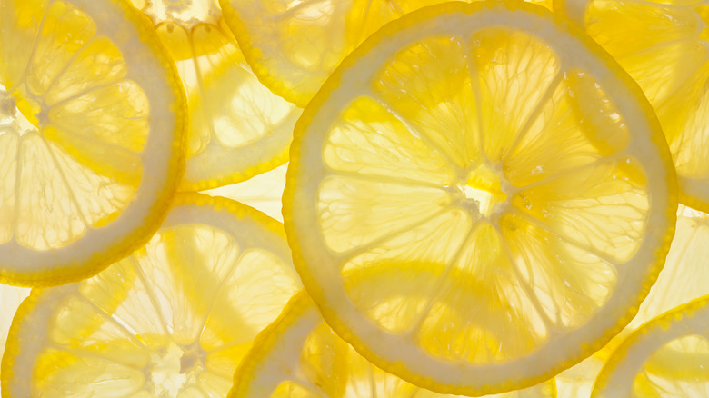 sliced lemon