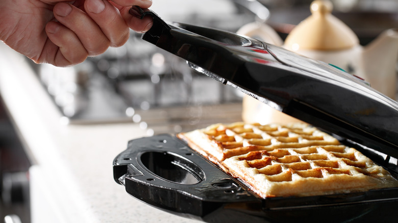 Hand lifting waffle iron lid