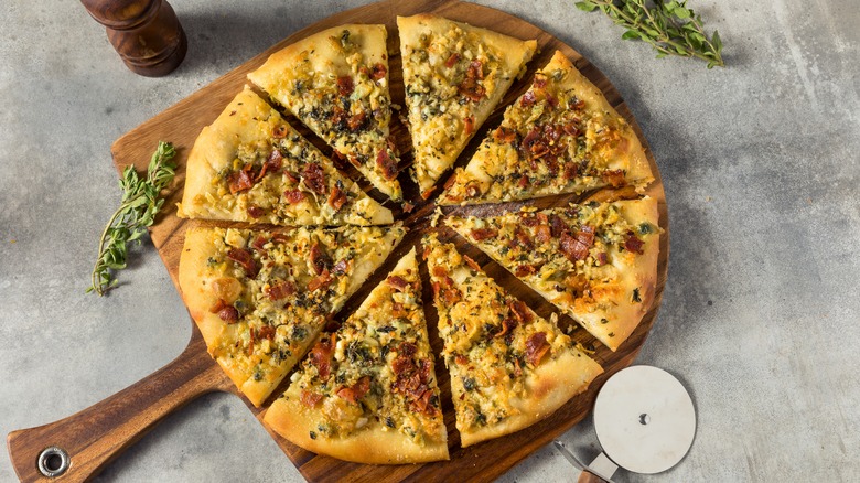 New Haven apizza with clams