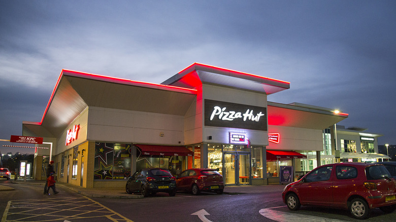 pizza hut store