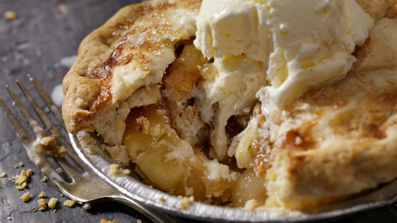 apple pie with ice cream