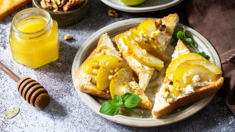 pear honey ricotta crostini