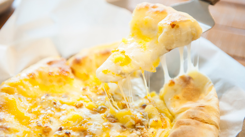 honey cheese garlic pizza