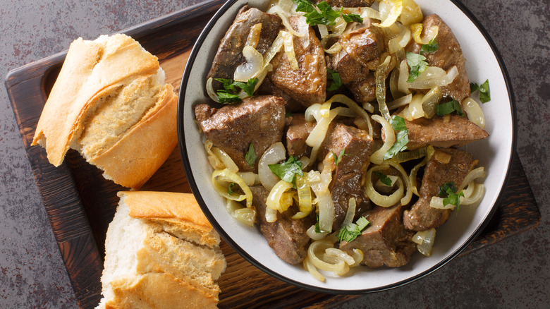 Liver and onions with bread