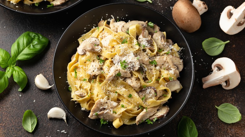 Fettucine alfredo with mushrooms