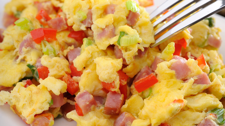 scrambled eggs with ham and peppers