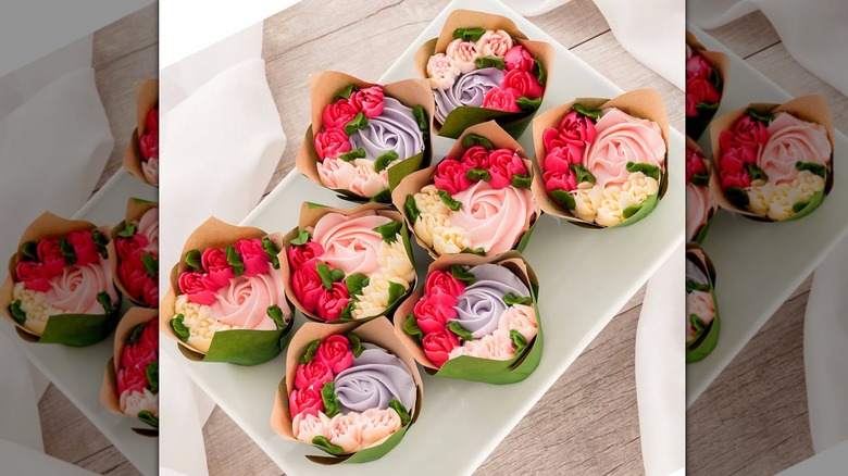 Cupcakes frosted with realistic-looking flowers.