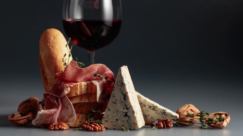Prosciutto with bread, cheese, and whine