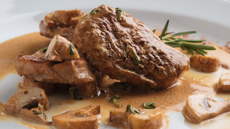 steak with mushroom sauce
