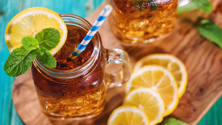 iced tea with lemon slices
