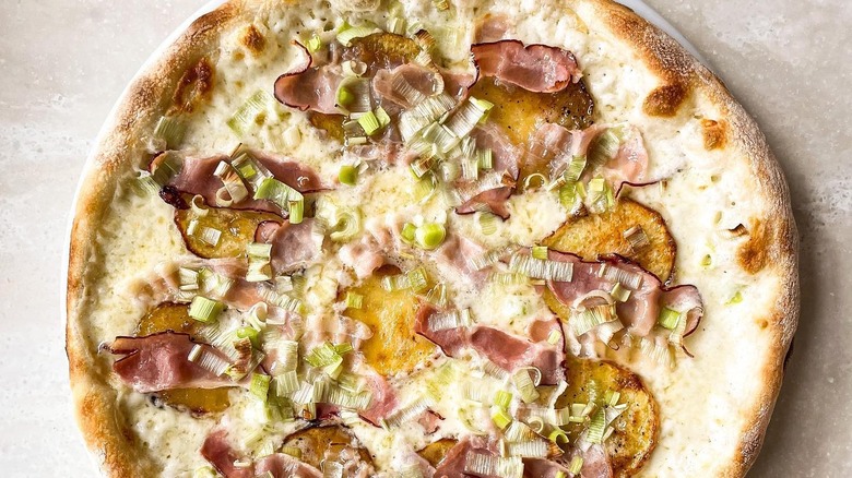 Pizza made with béchamel sauce