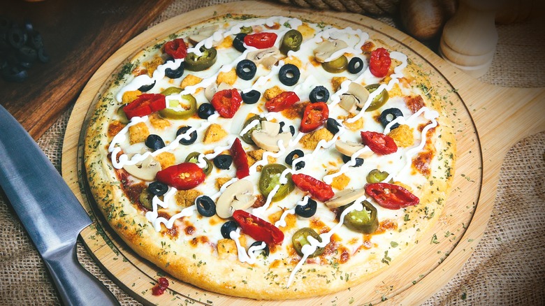 Pizza with ranch dressing sauce