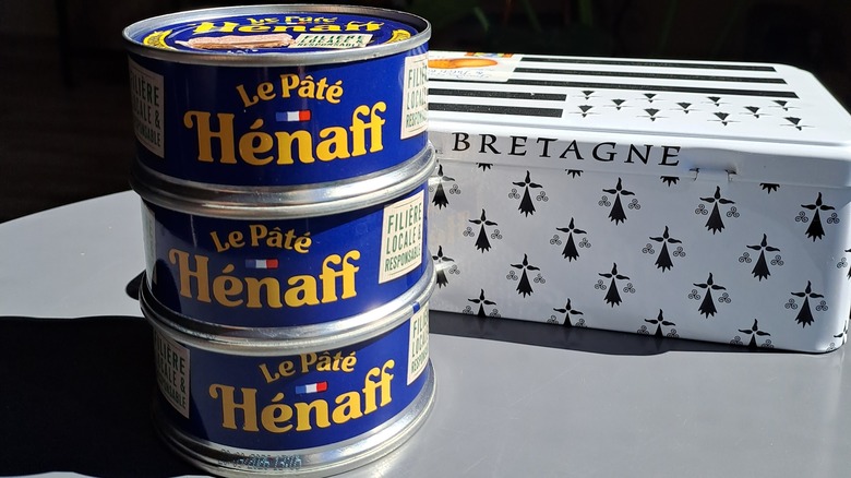 Stacked cans of Le Pâté Hénaff