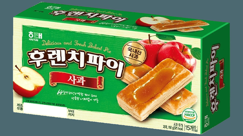 A package of Haitai French Pie Green Apple snacks.