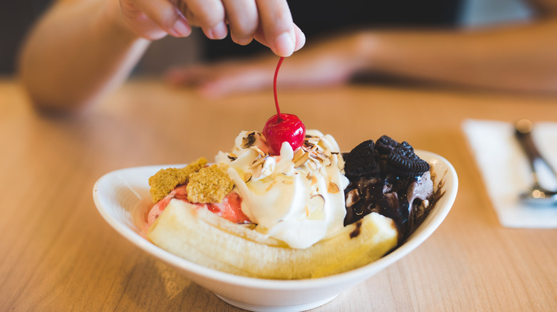 Banana split ice cream sundae