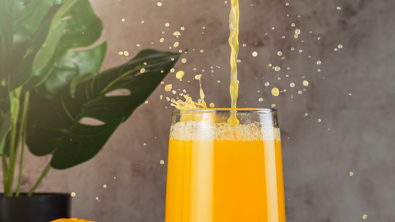 orange juice splashing