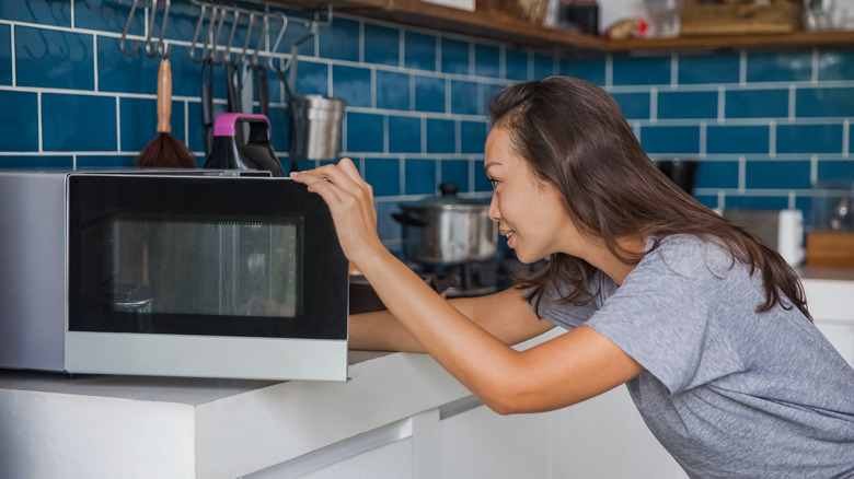 woman setting microwave