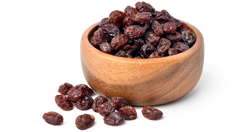 raisins in wooden bowl