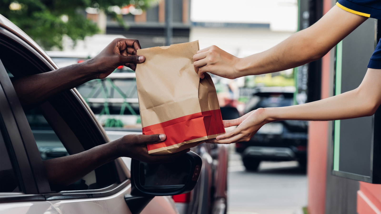 <a href="https://www.foodrepublic.com/2085164/fast-food-menu-items-thirty-grams-protein/" target="_blank">20 Fast Food Menu Items With Over 30 Grams Of Protein</a>