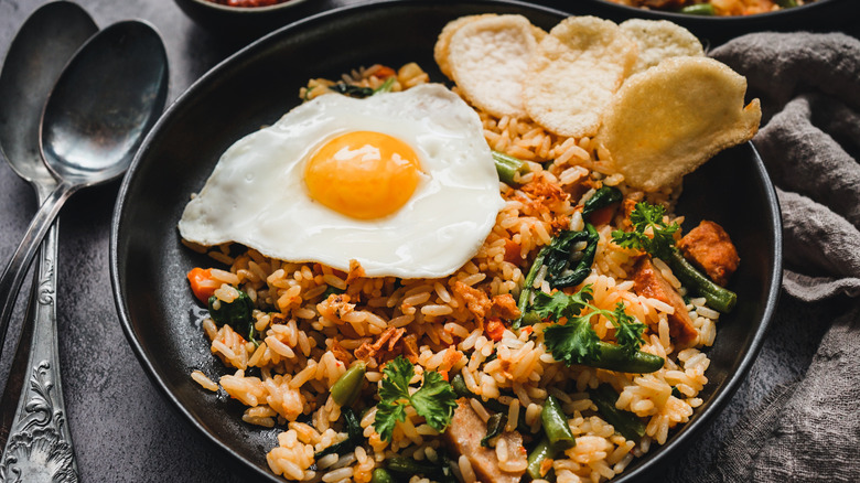 nasi goreng with crackers