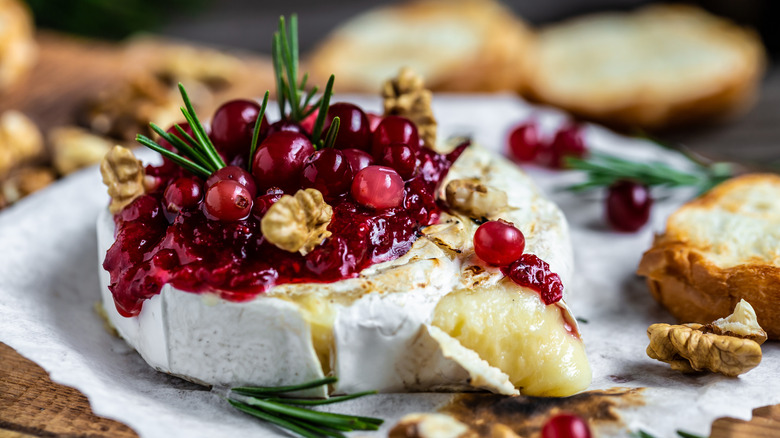 camembert brie with cranberry sauce