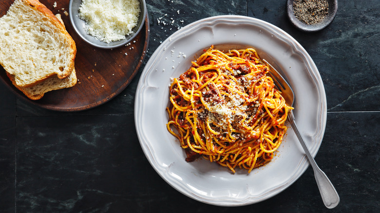 spaghetti with bread and cheese