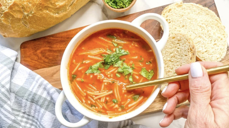 sopa de fideo