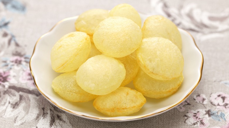 Pommes soufflées in white bowl