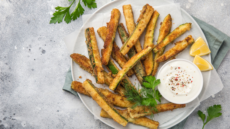 Zucchini fries with sauce