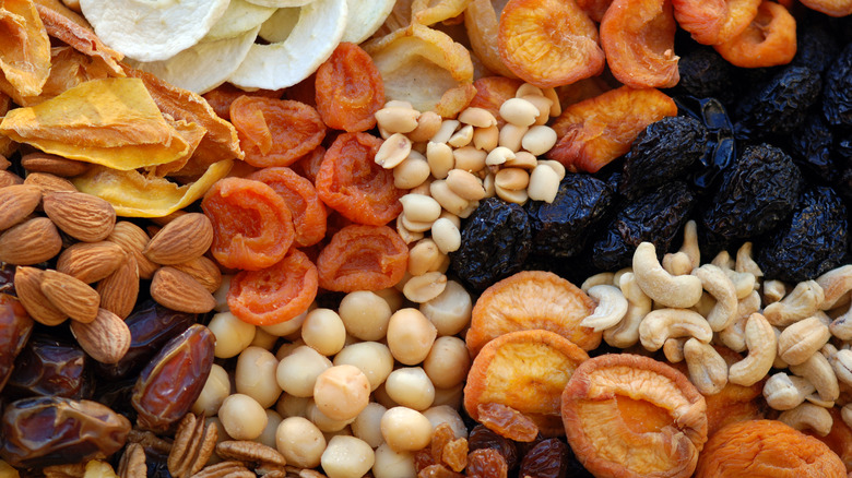 mixed dried fruit