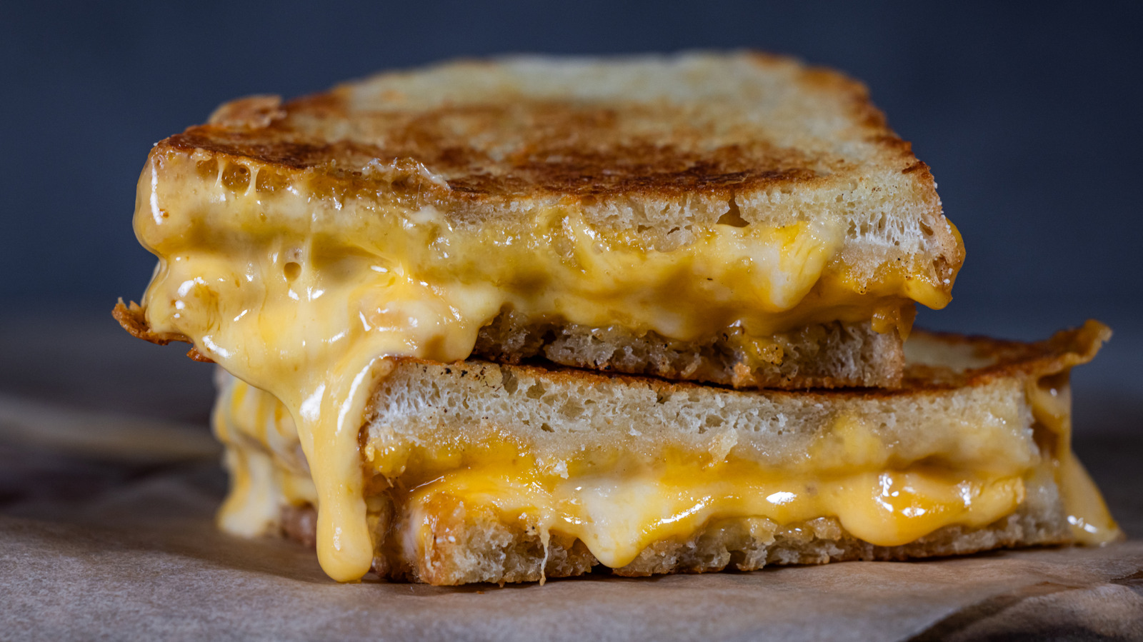 <a href="https://www.foodrepublic.com/2192351/fast-food-chains-grilled-cheese-sandwiches/" target="_blank">5 Fast Food Chains That Make Grilled Cheese Sandwiches</a>