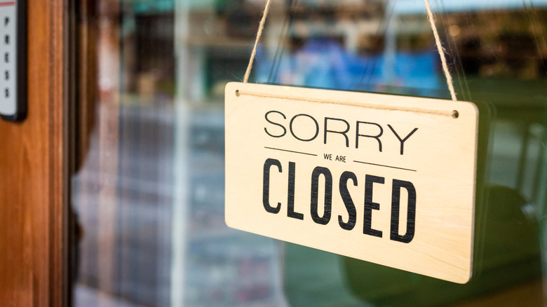 A restaurant with a closed sign.