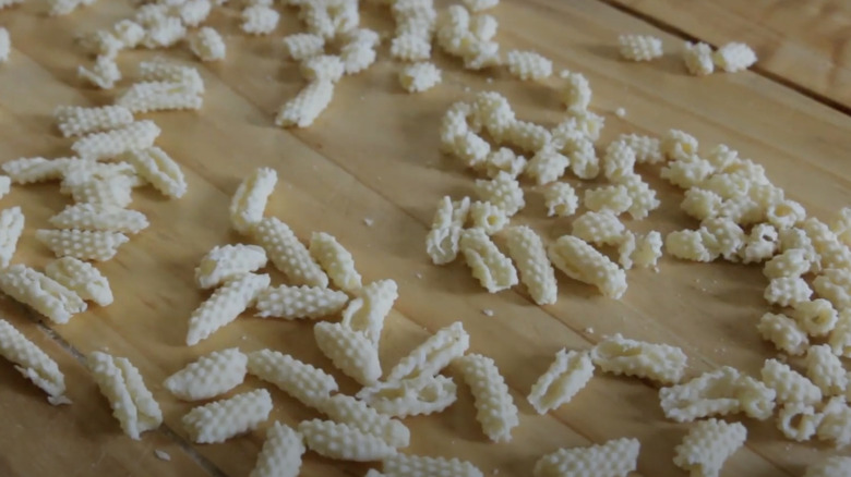 Close up macarrones de ungia on wooden table