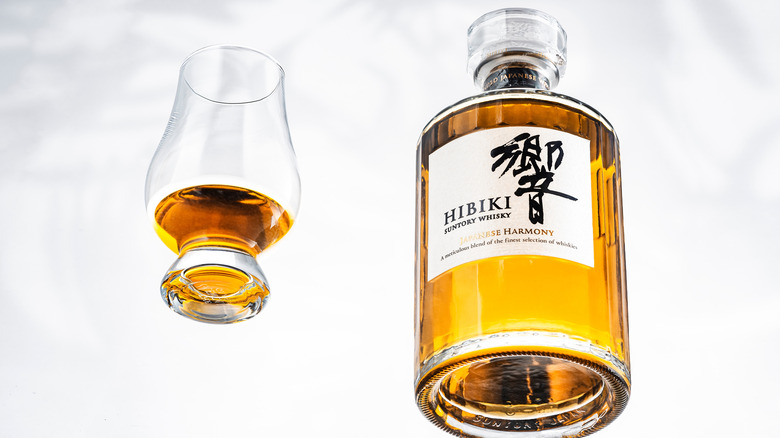 A bottle and glass full of Hibiki Japanese Harmony