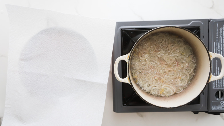 shallot frying in oil