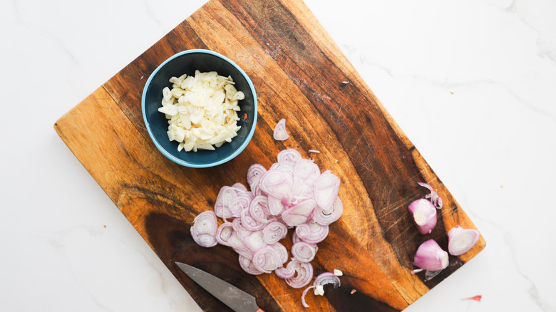 sliced garlic and shallot