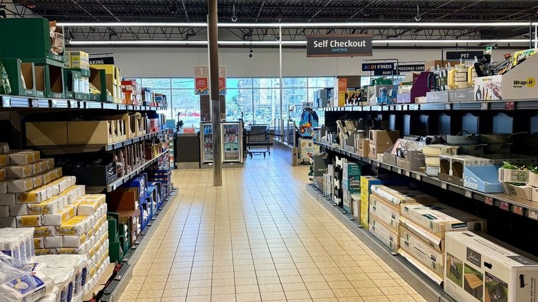 An aisle of an Aldi grocery store.