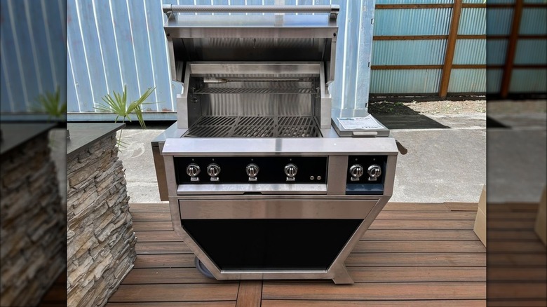 The Outdoor Deluxe Grill with Double Side Burners by Hestan
