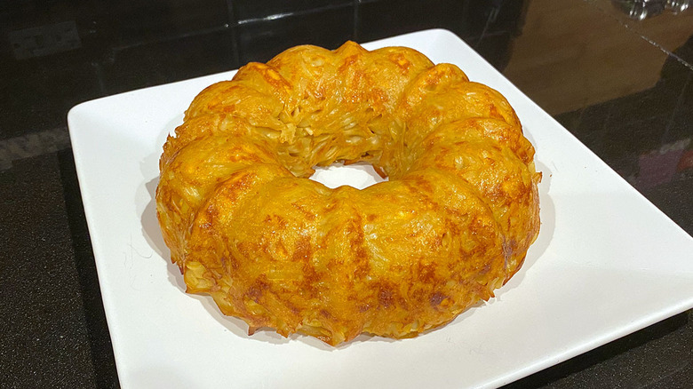 Noodle ring on square plate