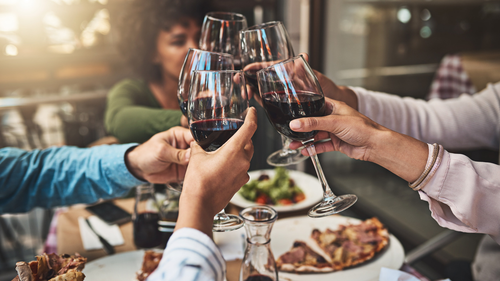 <a href="https://www.foodrepublic.com/1951703/cute-cocktail-napkins-dinner-party/" target="_blank">7 Cute Cocktail Napkins You Need For Your Next Dinner Party</a>
