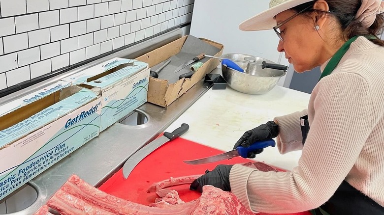 Rosangela Teodora carving meat