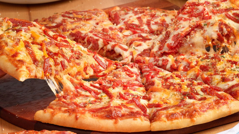 Pepper pizza from Papa Murphy's on a circular board