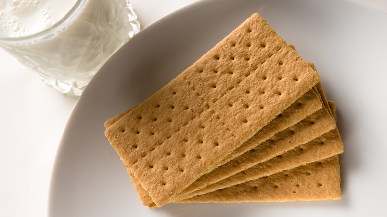 plate graham crackers milk